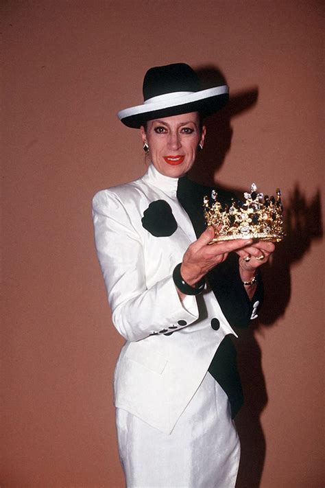 tailleur chanel genevieve de fontenais|Chapeau, tailleur noir et blanc Pourquoi Geneviève de .